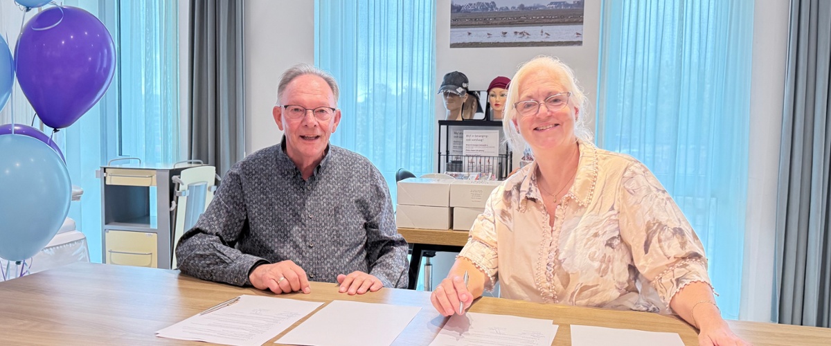 Portretfoto van de ondertekening van de samenwerkingsovereenkomst in de ruimte voor de dagbehandeling oncologie.