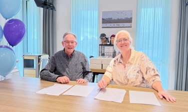 Portretfoto van de ondertekening van de samenwerkingsovereenkomst in de ruimte voor de dagbehandeling oncologie.