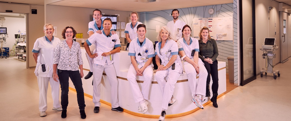 Een deel van het team van de Spoedeisende Hulp zit op en staat naast de balie