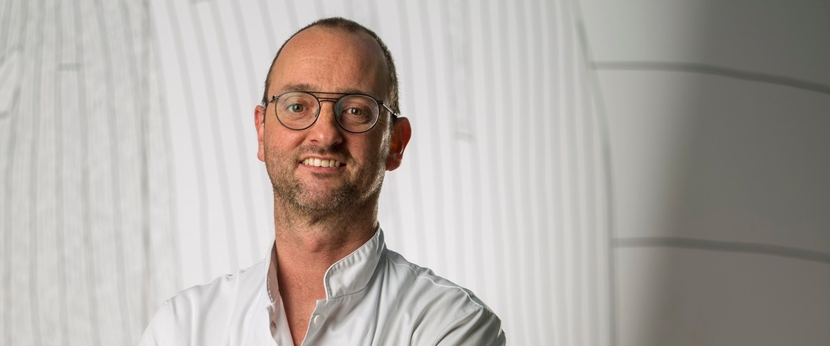 Portret van orthopedisch chirurg Guy Pecasse