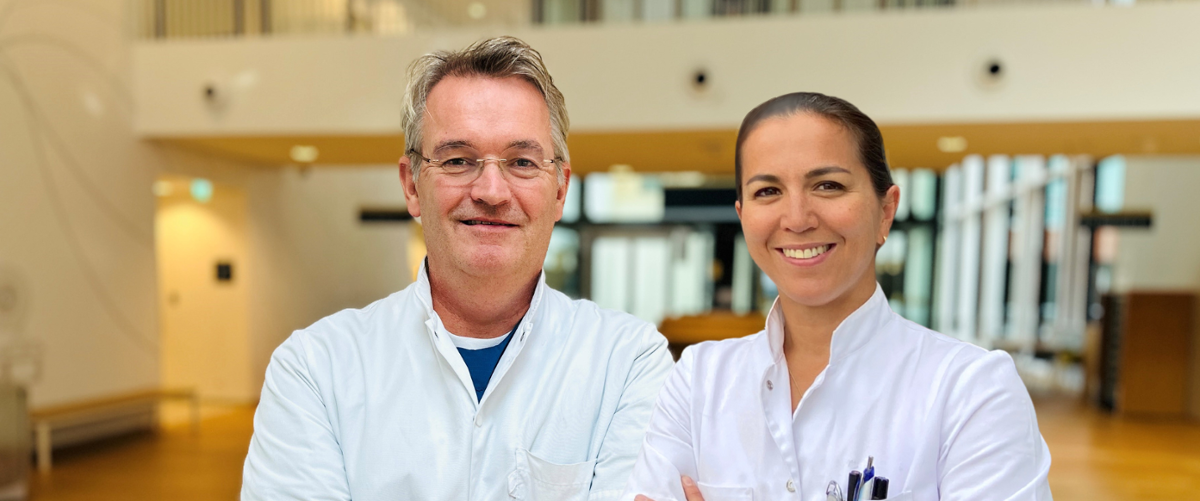 Portretfoto van plastisch chirurgen Hein ter Linden en Lydia Oostveen Bol in de centrale hal van het ziekenhuis