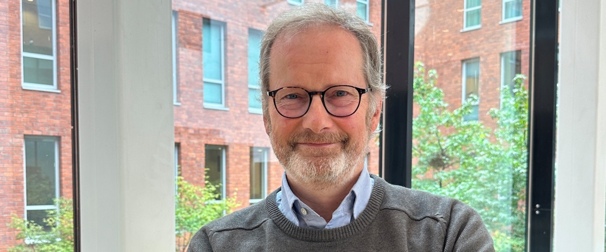 Portretfoto van Erik Ephraim in de hal in het ZMC Portretfoto van Erik Ephraim in de hal in het ZMC